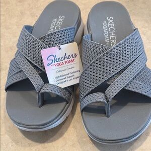 Skechers Women's Gray Yoga Foam sandal size 5